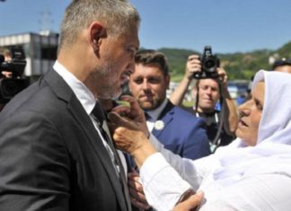Чедомир Јовановиќ во Поточари: Сребреница е наш страм и грев.