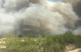 (ВИДЕО) Пожар во близина на Атина, граѓаните превентивно се евакуираат