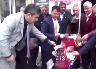 (Видео) Турците започнаа со палење на американскиот долар