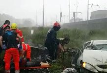 Се урна вијадукт на автопатот кај Ѓенова, луѓе и автомобили под урнатините