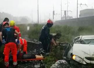 Се урна вијадукт на автопатот кај Ѓенова, луѓе и автомобили под урнатините