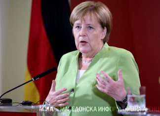 Меркел: Влезот во НАТО и ЕУ е возможен, само ако успее референдумот