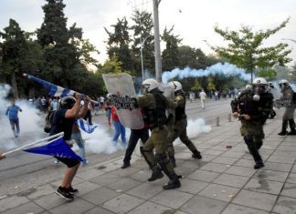 Судири меѓу демонстрантите и полицијата на протестот во Солун