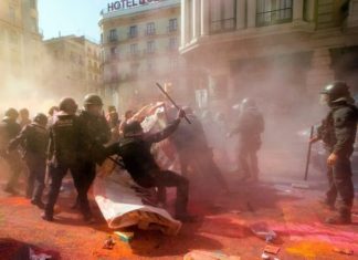Барселона: Во судири со полицијата и сепаратистите повредени 14 лица