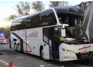 ГЕРМАНИЈА / Автобус полн со туристи се забил во камион, 35 лица повредени