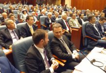 РТС известува дека пратеници на ВМРО-ДПМНЕ се под притисок, а Заев има мнозинство