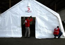 ПОМОШ ЗА МИГРАНТИТЕ: Црвената полумесечина на Турција започна со поставување на шатори во Бихаќ