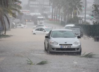 ТУРЦИЈА/ Бодрум под вода, возачите пливајќи излегуваат од автомобилите