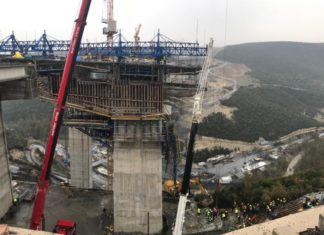 ТУРЦИЈА: Се урна бетонски блок врз работници, спасувањето е во тек