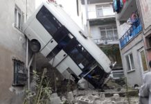 ТУРЦИЈА: Минибус влетал помеѓу две згради, 20 повредени лица