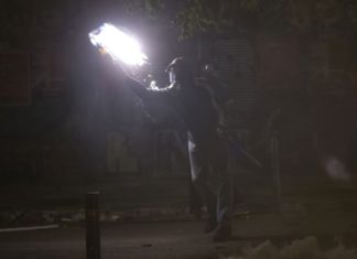 Голем број на повредени на протестите во Атина, запалено знамето на САД