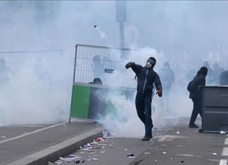 Протести во Франција: Загина едно, а повредени се 47 лица