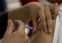 Индонезија ја забрани вакцинацијата