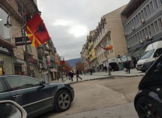 По повод денот на Албанското знаме и независноста на Република Албанија, Струга во боите на Македонското и Албанското знаме