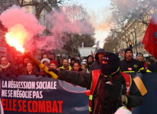 Протестите во Франција не прекинуваат: Илјадници луѓе на улиците бараат поголеми плати