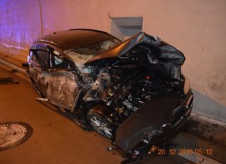 Несекојдневна сообраќајна несреќа во Словачка, со BMW удрил во покрив на тунел
