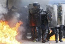 Старица настрадала за време на протестот во Франција, солзавец ја погодил на прозорец