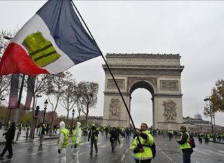 Париз: Во насилните протести се повредени 65 лица, а упасени се 140