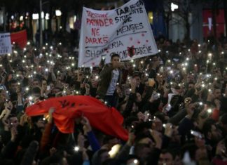 Албанските студенти протестираа и во текот на ноќта