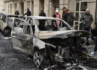 Фотографија на Париз после синоќешните нереди: Запалени автомобили на улиците