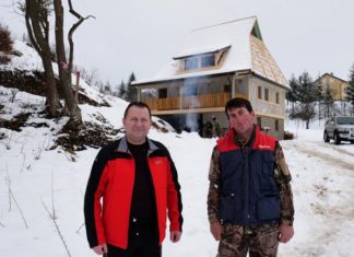 (Видео) БиХ: Задоволен од работата на својот овчар, газдата решил да му направи куќа