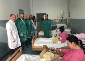 Градоначалникот Мерко ги посети првите новороденчиња во Струга