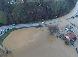 Страотни фотографии од Централна Босна: Стотина автомобили под вода, водата носи се пред себе