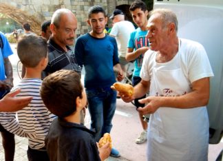 (Фото) Почина пекарот од Грција, кој бесплатно ги снабдуваше бегалците со леб