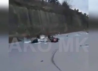 (ЕКСКЛУЗИВНО ВИДЕО) Од првите моменти од автобуската несреќа, возачот лежи исфрлен на улицата