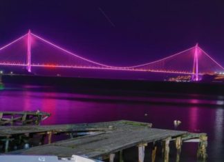 (Видео)Трите моста над Босфорот во Истанбул синоќа беа осветлени во виолетова боја