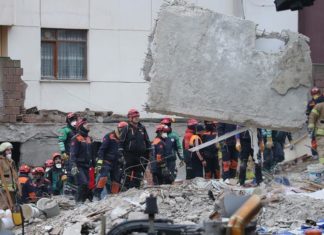 Бројот на смртно настрадани во рушењето на зградата во Истанбул зголемен на шест