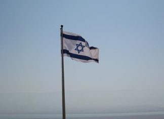 Израелски градоначалник побара од граѓаните да пријавуваат баратели на азил од Африка