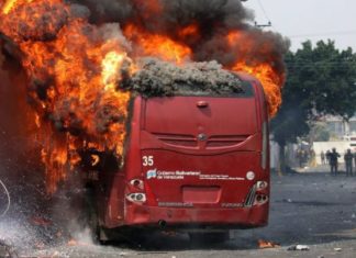 Мадуро ги затвори границите, убиени неколку луѓе