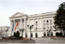 Блиските роднини на фукнционерите, почнаа со оставки