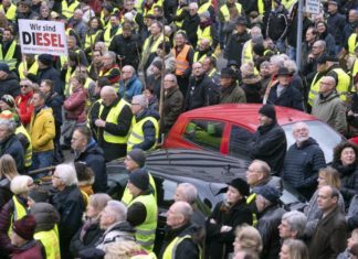 Жолти елеци и на улиците на Штутгарт, протест против забраната за дизел возила