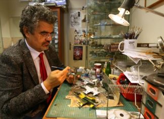 Четириесет години изработува макети: Лекар поседува „ескадрила“ од 700 авиони