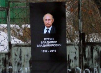 Затворска казна за активистот кој направи лажен надгробен споменик за Путин