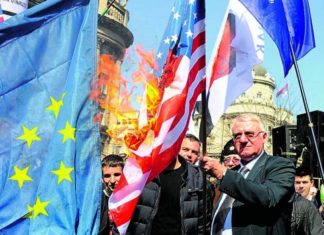 Радикални протести во Белград: Шешељ ги запали знамињата на ЕУ и НАТО