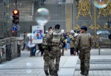 Макрон распоредува војници низ цела Франција