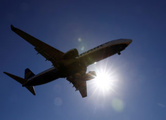 (Видео) Пожар во моторот на ”Boing 737” во моментот на полетување