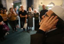 Турција: Муезин ги воодушевува посетителите со начинот на учење на езанот