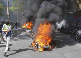 Франција: Хаос на протестите на Жолтите елеци, демонстрантите палат, полицијата користи солзавец
