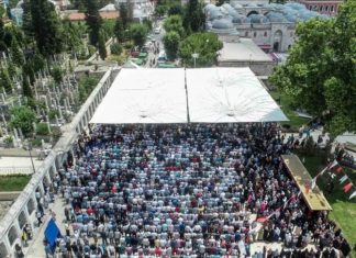 Во многу турски градови извршена погребна молитва во отсуство за Морси
