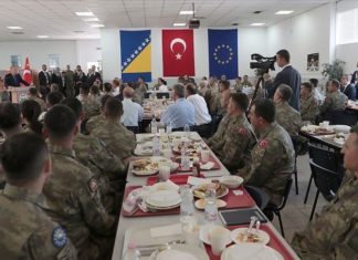 Ердоган ги посети турските војници ангажирани во мировната мисија во базата „Бутмир“, близу Сараево