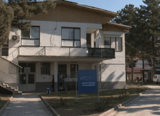 Починато тригодишно девојче донесено во болницата во Струга