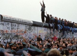 Германија слави: Три децении од падот на Берлинскиот ѕид, симболот на поделба меѓу Истокот и Западот