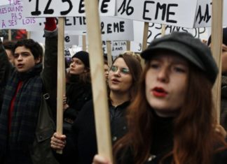 Околу 50 илјади парижани на протест против насилство врз жените