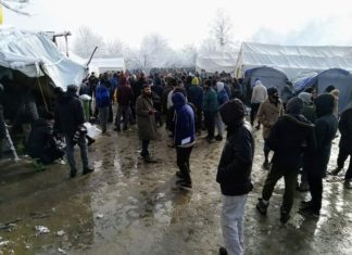 БиХ: Одложено преместувањето на мигрантите од кампот „Вучјак“