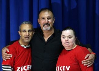 Турски Учител по танц им ја враќа насмевката на децата со посебни потреби