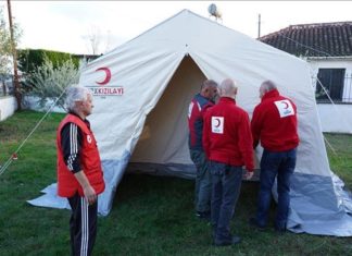 Турската Црвена полумесечина поставува шатори во Албанија